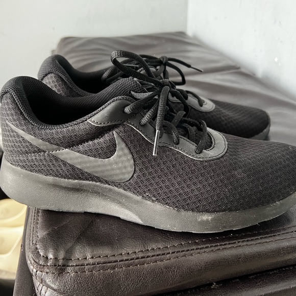 Nike Men’s Tanjun NM Running Shoes Size 9.5 Mens - Picture 2 of 3